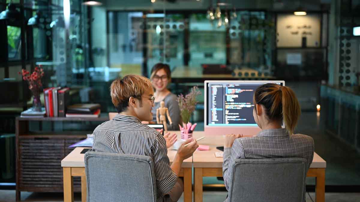Two Master of Data Science students brainstorming a solution to a problem. Two Master of Computer Science students brainstorming a solution to a problem.